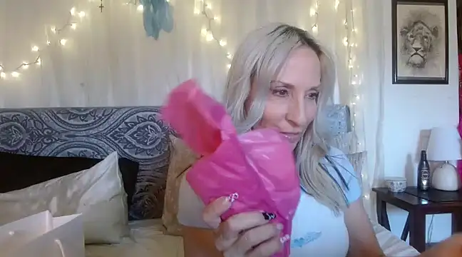 Snapshot of Sweet-Ginger chatting on March 2025 11:17:01 PM Sweet-Ginger online show from March 2025 11:17:01 PM