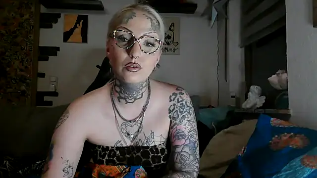 Snapshot of RoxxyInk chatting on May 2026 12:06:01 AM RoxxyInk online show from May 2026 12:06:01 AM