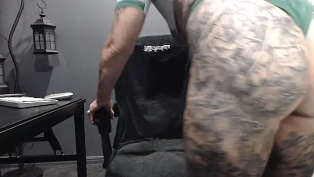 Snapshot of poisonivyx chatting on February 2026 01:02:01 AM poisonivyx online show from February 2026 01:02:01 AM