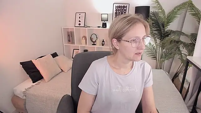 Paris Cherry online show from October 2025 08:08:02 PM