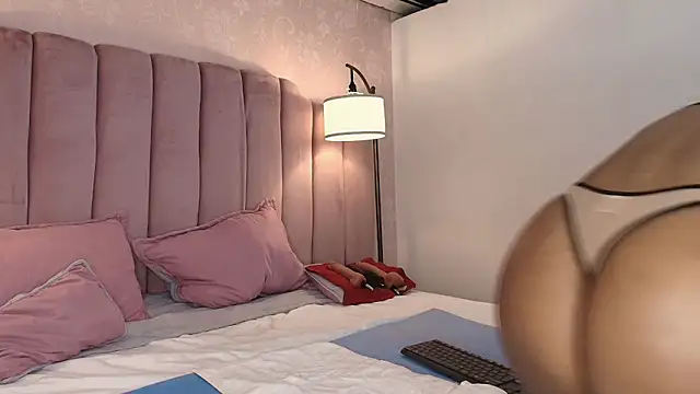 Snapshot of HallyBans chatting on November 2025 11:54:01 AM HallyBans online show from November 2025 11:54:01 AM