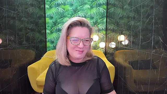 Snapshot of LeaPure chatting on January 2025 05:14:01 AM LeaPure online show from January 2025 05:14:01 AM