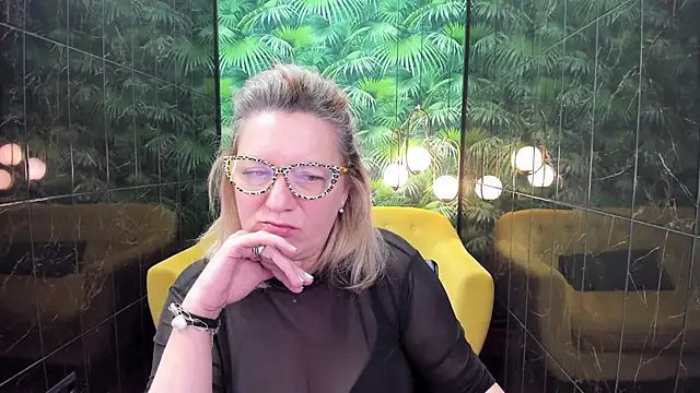 Snapshot of LeaPure chatting on January 2025 11:20:02 AM LeaPure online show from January 2025 11:20:02 AM