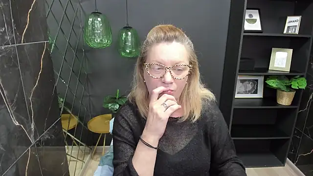 Snapshot of LeaPure chatting on March 2025 05:09:01 AM LeaPure online show from March 2025 05:09:01 AM