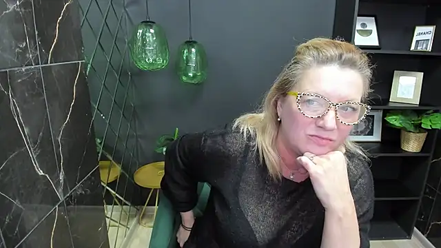 Snapshot of LeaPure chatting on March 2025 08:13:01 AM LeaPure online show from March 2025 08:13:01 AM