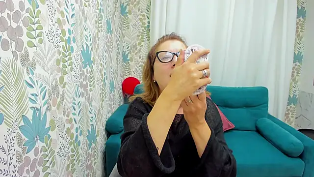 Snapshot of LeaPure chatting on September 2025 05:12:01 AM LeaPure online show from September 2025 05:12:01 AM