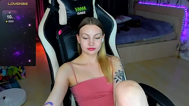 BiMolly online show from November 2025 08:07:01 PM