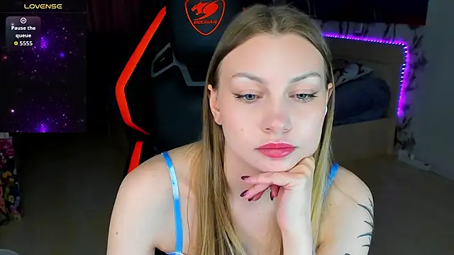 BiMolly online show from April 2026 01:03:02 PM