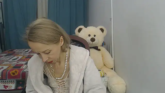 Snapshot of LuxuryNika chatting on December 2024 06:12:01 PM LuxuryNika online show from December 2024 06:12:01 PM