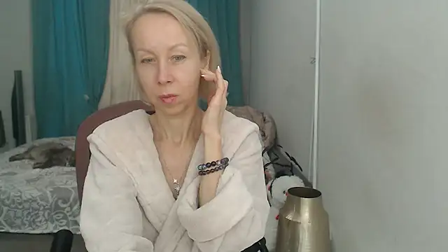 LuxuryNika online show from November 2025 10:48:02 AM