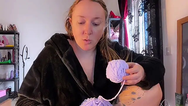 kisicaxx online show from November 2025 10:18:01 AM