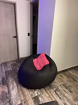 Victoria14  online show from November 2025 04:01:02 AM