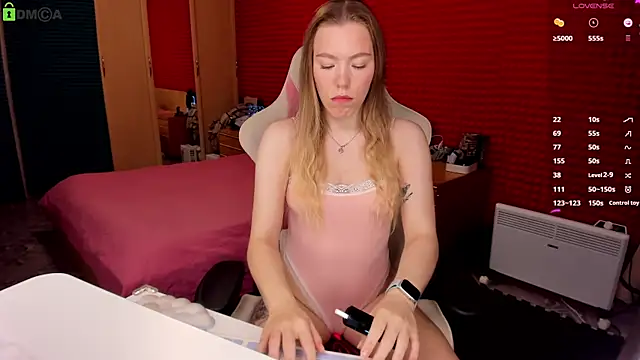 KinsleyHottie online show from November 2025 08:27:02 PM