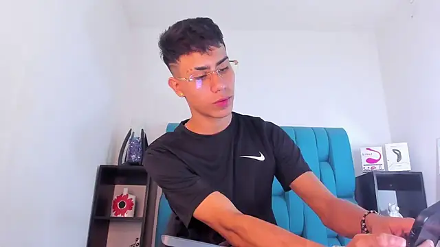 Snapshot of AlanNaughty chatting on January 2025 02:06:01 PM AlanNaughty online show from January 2025 02:06:01 PM