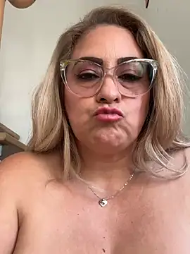 Snapshot of x_elena_x chatting on February 2025 09:24:02 AM x elena x online show from February 2025 09:24:02 AM