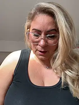 Snapshot of x_elena_x chatting on February 2025 12:05:02 PM x elena x online show from February 2025 12:05:02 PM