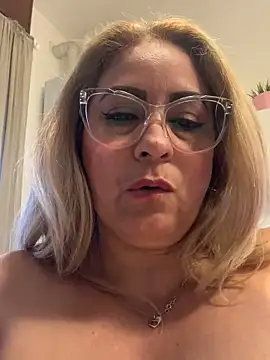 Snapshot of x_elena_x chatting on February 2025 09:32:01 AM x elena x online show from February 2025 09:32:01 AM