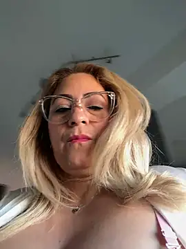 Snapshot of x_elena_x chatting on February 2025 09:43:02 AM x elena x online show from February 2025 09:43:02 AM