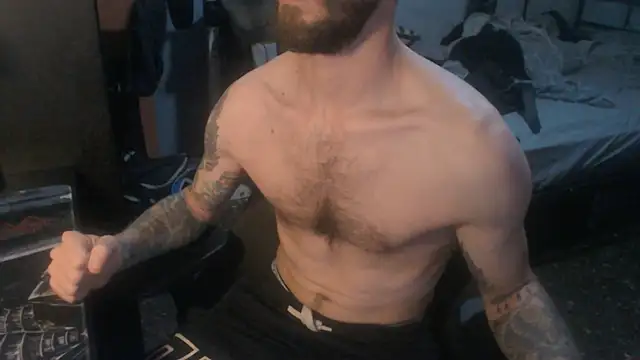 Snapshot of SexxxyLouis chatting on May 2026 08:19:01 AM SexxxyLouis online show from May 2026 08:19:01 AM