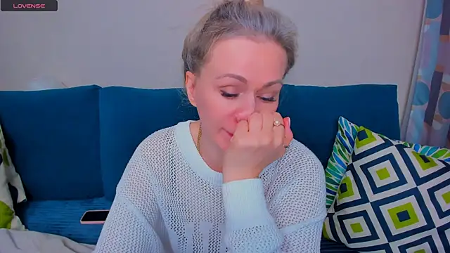 Snapshot of EllenMoore chatting on September 2025 03:06:02 AM EllenMoore online show from September 2025 03:06:02 AM