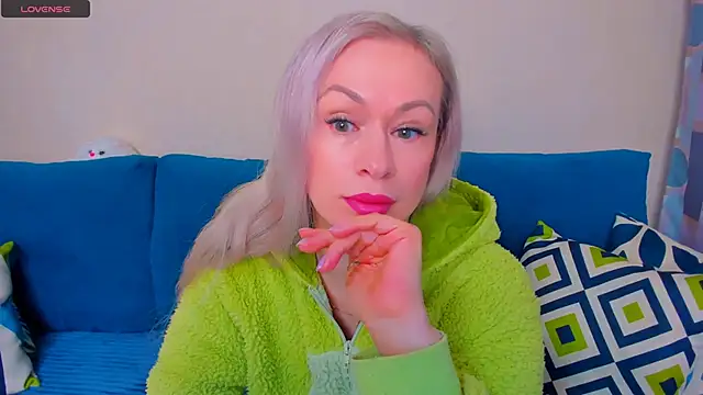 Snapshot of EllenMoore chatting on October 2025 03:09:02 AM EllenMoore online show from October 2025 03:09:02 AM