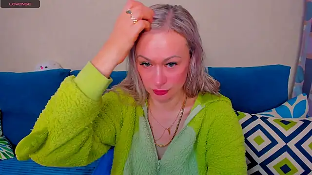 Snapshot of EllenMoore chatting on October 2025 03:07:01 AM EllenMoore online show from October 2025 03:07:01 AM