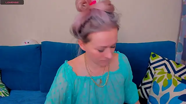 Snapshot of EllenMoore chatting on October 2025 04:24:01 AM EllenMoore online show from October 2025 04:24:01 AM