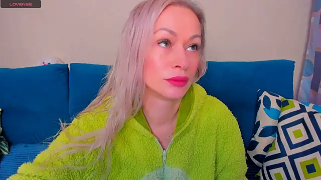 Snapshot of EllenMoore chatting on October 2025 03:03:02 AM EllenMoore online show from October 2025 03:03:02 AM