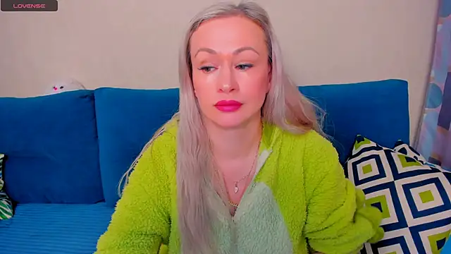 Snapshot of EllenMoore chatting on October 2025 03:12:02 AM EllenMoore online show from October 2025 03:12:02 AM