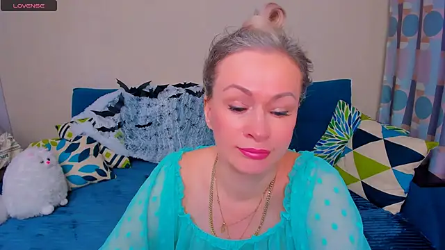 Snapshot of EllenMoore chatting on October 2025 03:09:01 AM EllenMoore online show from October 2025 03:09:01 AM