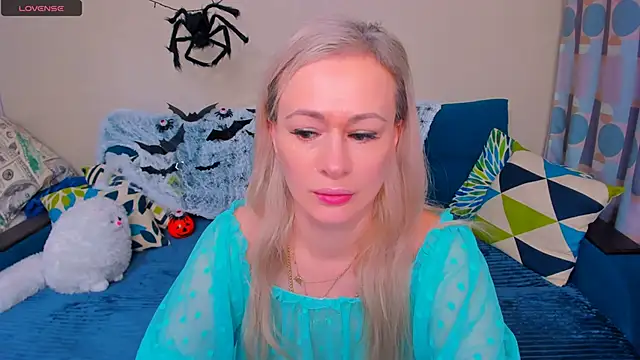 Snapshot of EllenMoore chatting on October 2025 03:51:02 AM EllenMoore online show from October 2025 03:51:02 AM