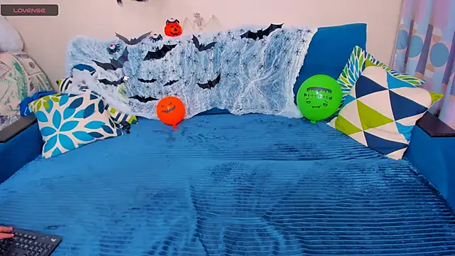 Snapshot of EllenMoore chatting on November 2025 03:08:02 AM EllenMoore online show from November 2025 03:08:02 AM