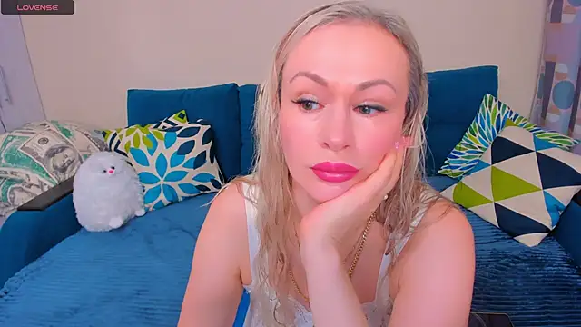 Snapshot of EllenMoore chatting on November 2025 03:05:01 AM EllenMoore online show from November 2025 03:05:01 AM