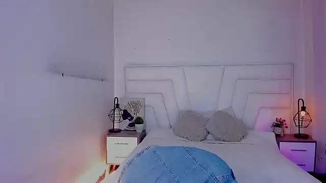 Ellie Alves online show from February 2025 01:03:01 PM