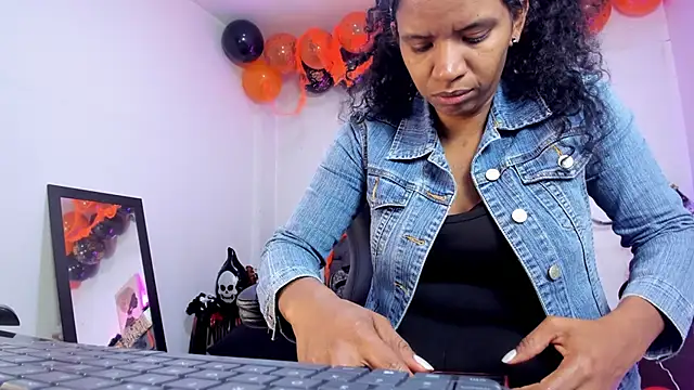 Ellie Alves online show from October 2025 01:01:02 PM