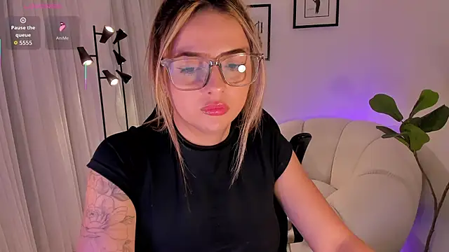 Snapshot of AmyWood chatting on February 2026 08:02:01 PM AmyWood online show from February 2026 08:02:01 PM