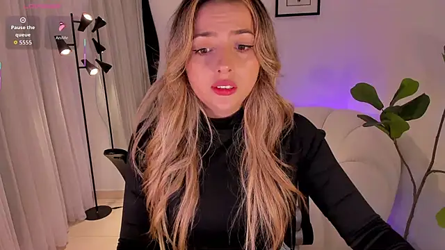 Snapshot of AmyWood chatting on February 2026 07:32:02 PM AmyWood online show from February 2026 07:32:02 PM