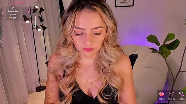 Snapshot of AmyWood chatting on February 2026 02:03:01 PM AmyWood online show from February 2026 02:03:01 PM