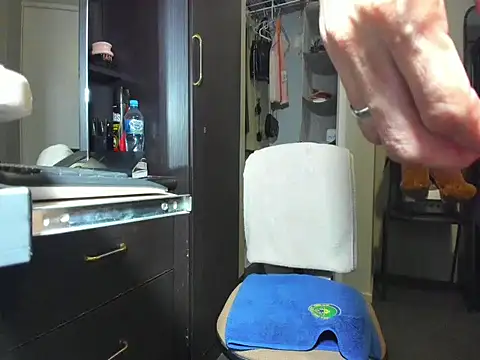 Snapshot of Angelchezcka chatting on April 2026 06:47:01 AM Angelchezcka online show from April 2026 06:47:01 AM