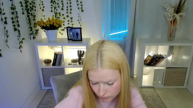 Laly Peach online show from April 2026 12:14:01 PM