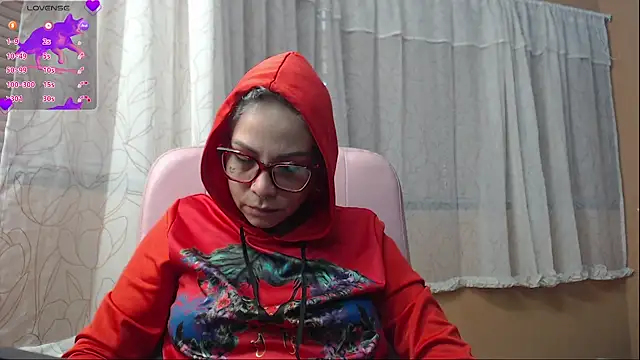 Snapshot of moon_cat85 chatting on June 2026 12:02:01 PM moon cat85 online show from June 2026 12:02:01 PM