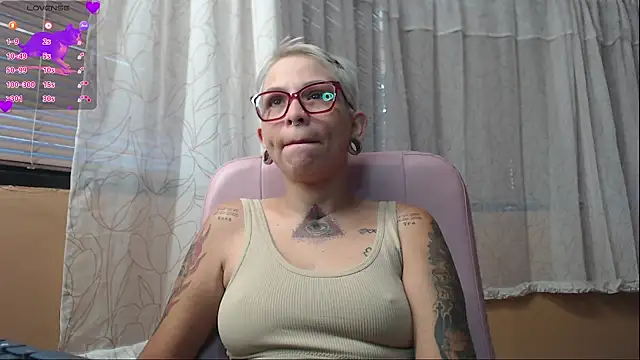 Snapshot of moon_cat85 chatting on June 2026 12:25:01 PM moon cat85 online show from June 2026 12:25:01 PM