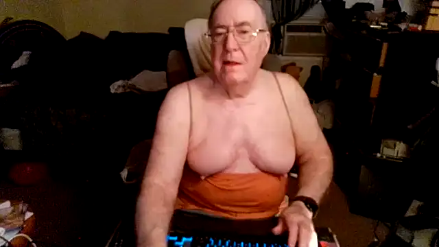 Snapshot of Toastir chatting on April 2026 05:09:02 PM Toastir online show from April 2026 05:09:02 PM