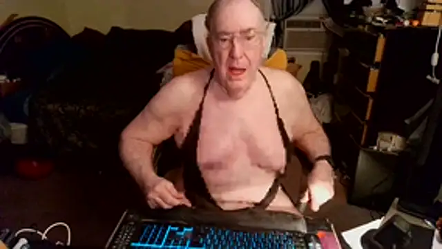 Snapshot of Toastir chatting on April 2026 03:14:02 PM Toastir online show from April 2026 03:14:02 PM