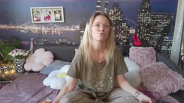 little-leni online show from March 2025 03:27:02 PM