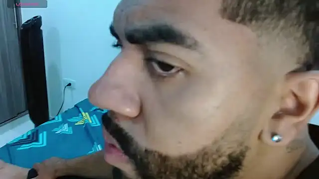 Snapshot of Aroon_Stonne chatting on February 2025 05:48:02 AM Aroon Stonne online show from February 2025 05:48:02 AM