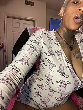 Snapshot of MzParker chatting on February 2025 06:32:02 PM MzParker online show from February 2025 06:32:02 PM