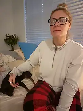 Snapshot of HollyTattoo chatting on December 2024 12:30:01 PM HollyTattoo online show from December 2024 12:30:01 PM