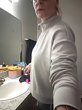 Snapshot of HollyTattoo chatting on January 2025 02:24:02 PM HollyTattoo online show from January 2025 02:24:02 PM