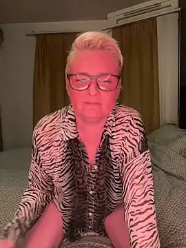 Gizzithehotone online show from April 2026 09:45:01 PM